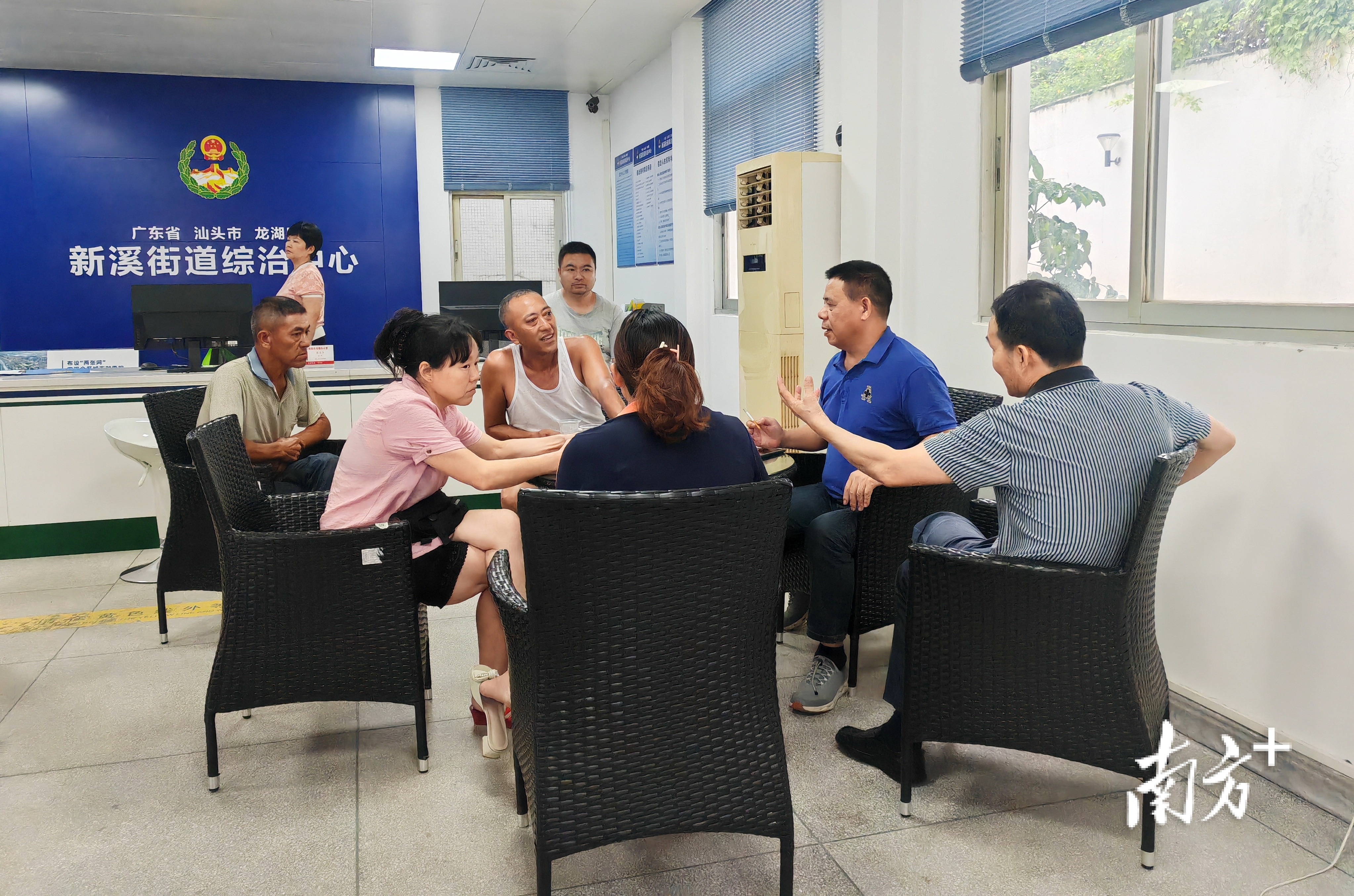 2023年6月，龙湖区新溪街道综治中心现场调解一宗劳资纠纷。