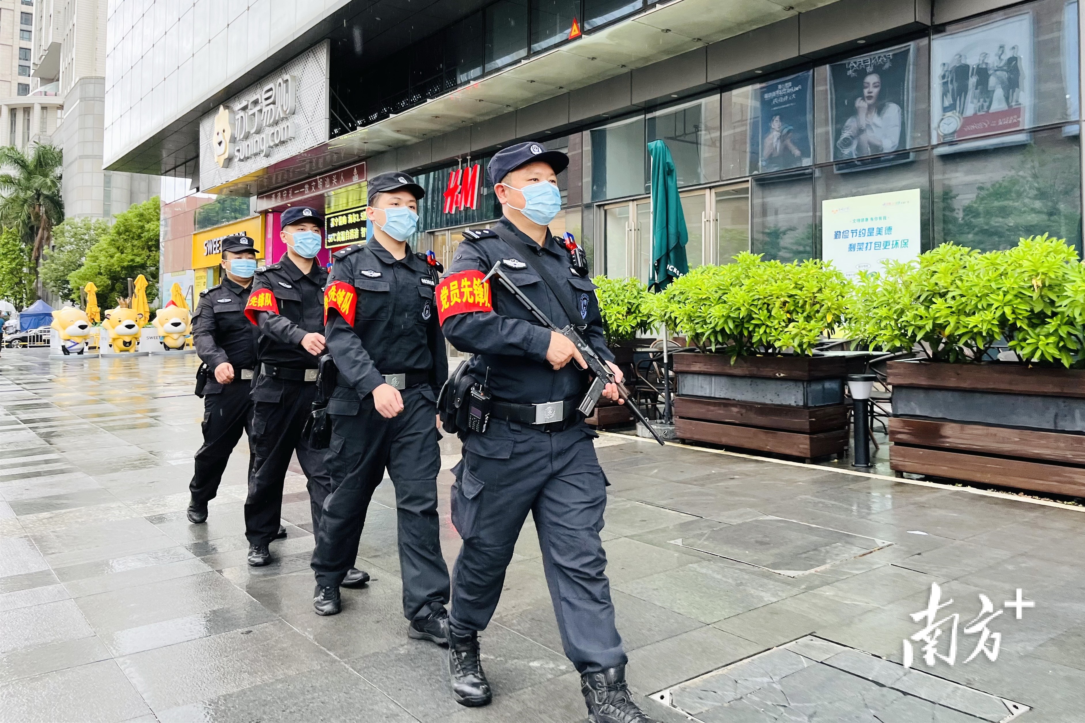 龙湖公安持续优化“潮汐勤务”机制，提高见警率和管事率。