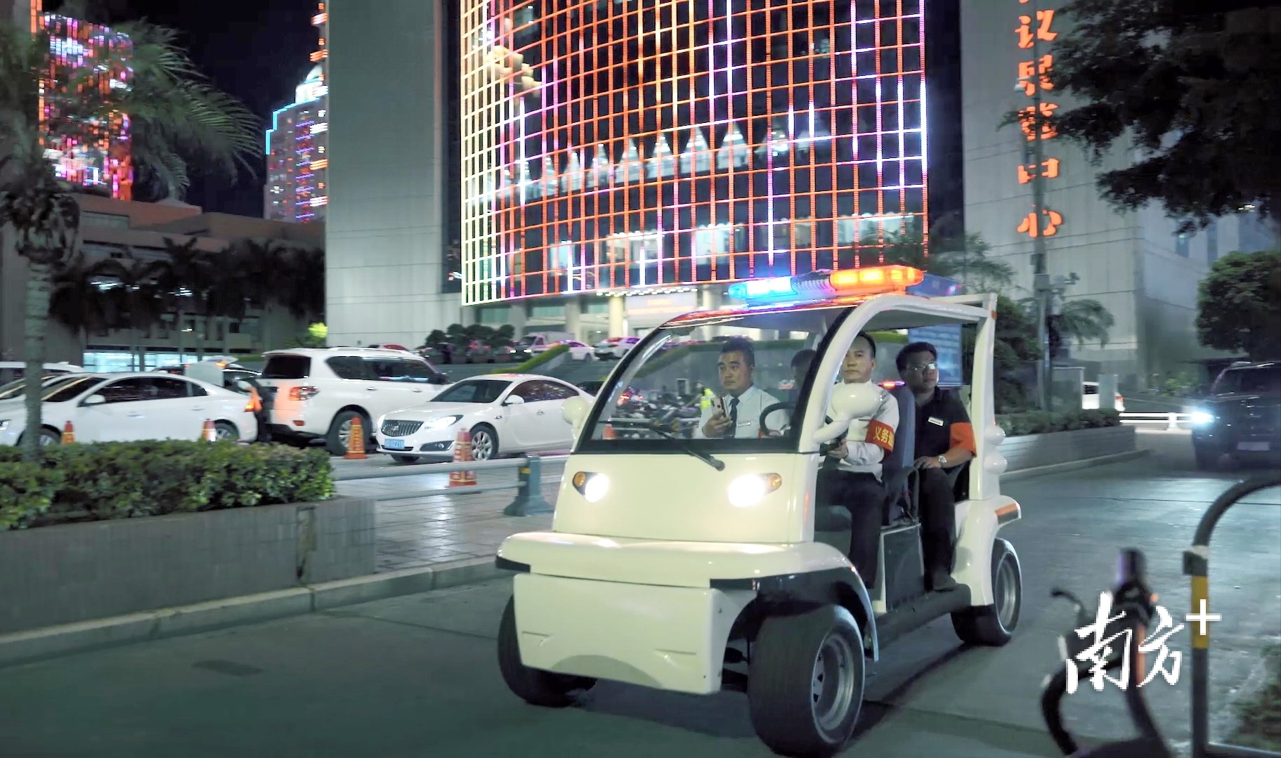 龙湖区金霞街道群防群治队伍开展夜间巡逻。