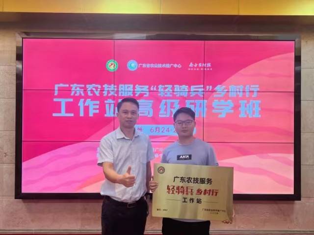 郑兰芳小儿子颜裕成（右）