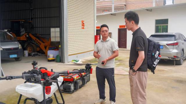 颜裕锃向记者介绍合作社无人机配备情况。