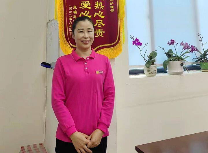 中级养老护理员杨丽娟。