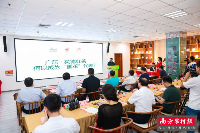 英德市人民政府副市长范志斌在北京马连道茶城推介英德红茶。