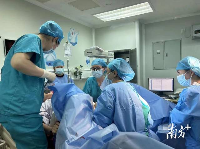 产科团队为苏女士接生。