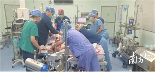 多学科紧急抢救现场。  受访者供图