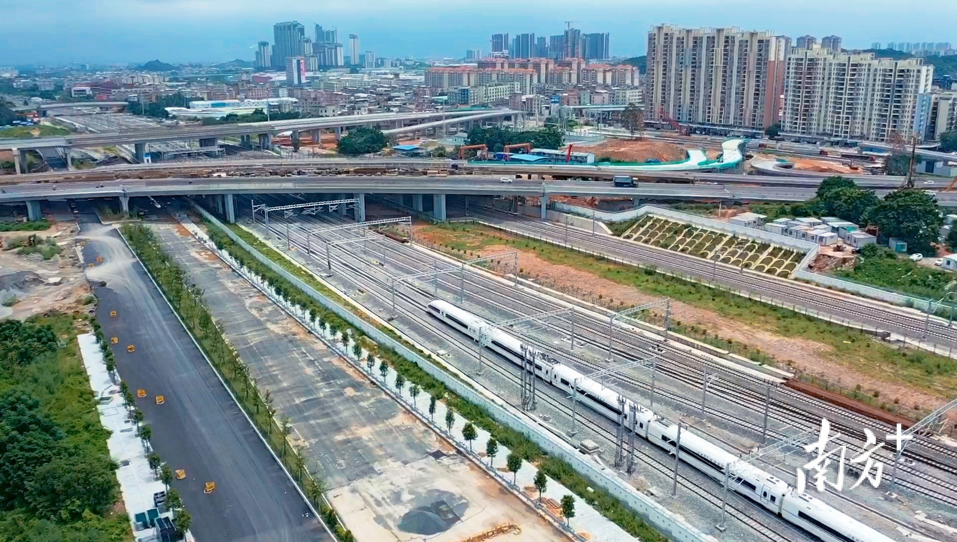 G55302次高铁列车从广州新塘站开出。南方日报记者 石磊 卓悦 摄 G55302次高铁列车从广州新塘站开出。南方日报记者 石磊 卓悦 摄