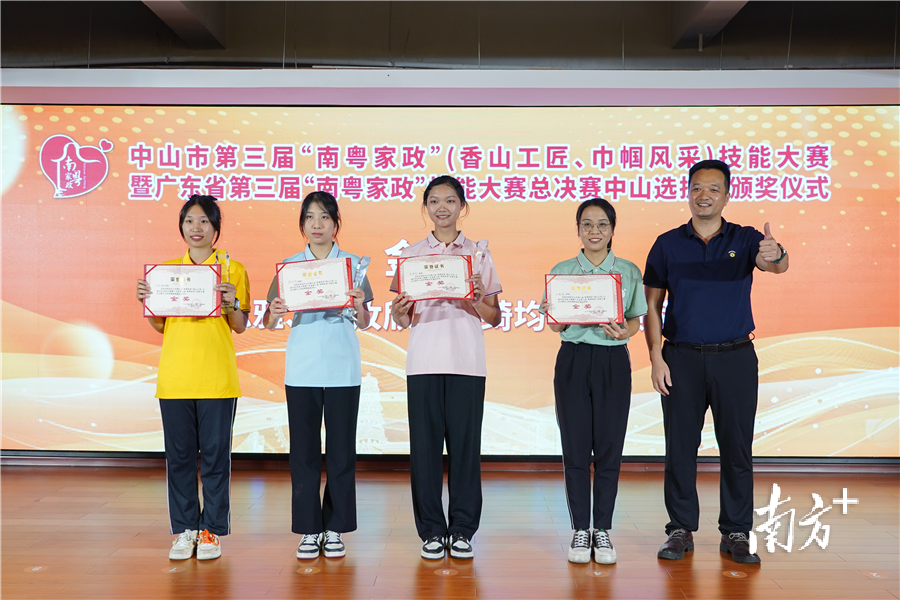 中山市人社局局长黄学礼(右一)为金奖选手颁奖。 南方拍客 连婉晴 供图 中山市人社局局长黄学礼(右一)为金奖选手颁奖。 南方拍客 连婉晴 供图