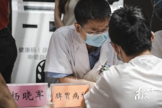 专家为群众看诊。  