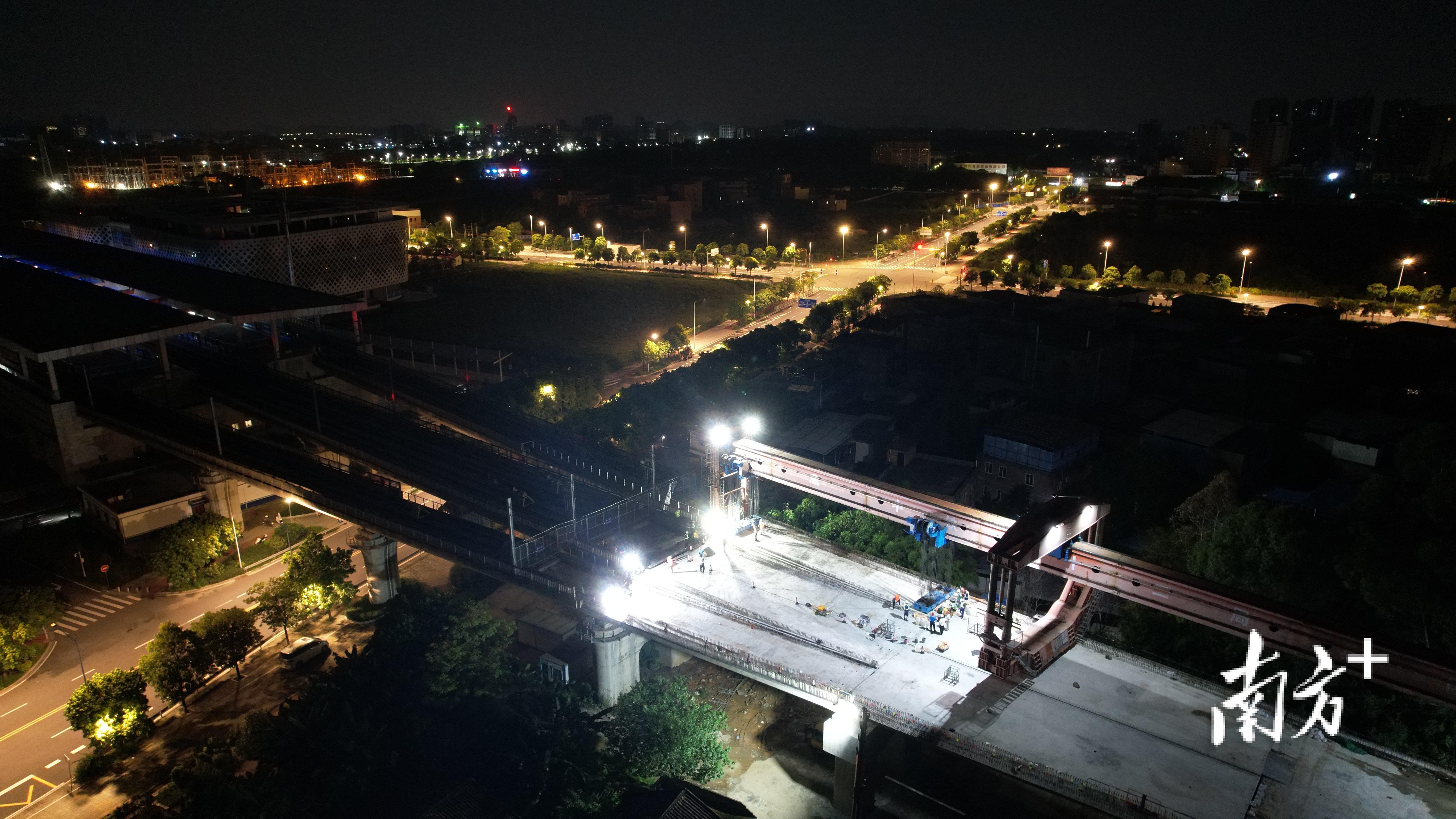 8月31日凌晨4时，中铁二十二局集团广清城际北延线项目部经过连续四个晚上的涉广清城际运营线的封锁施工，完成了与运营车站清城站的梁体连通。 通讯员供图