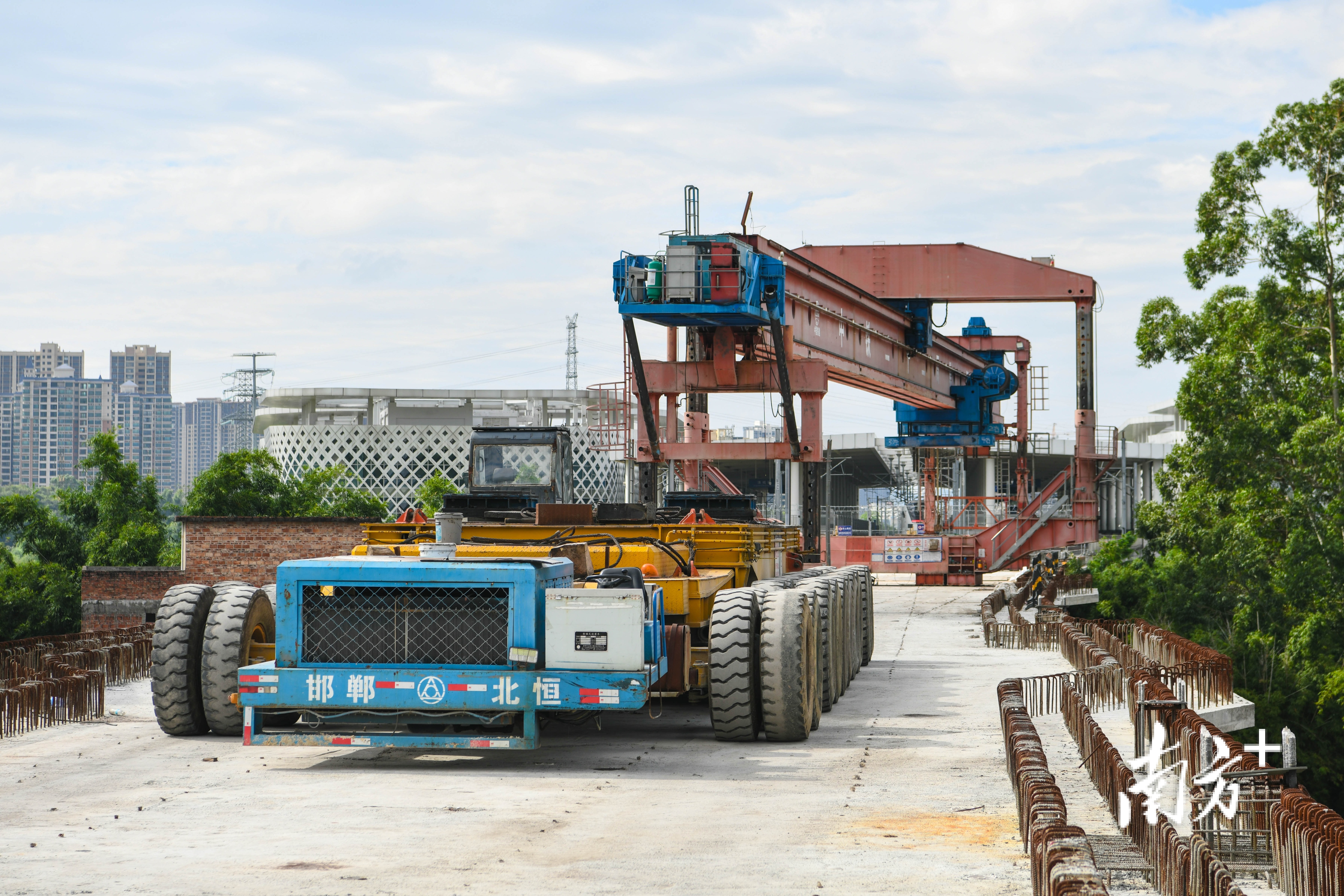 目前广清城际北延线项目箱梁架设已完成超60%，计划于今年11月底完成全部箱梁架设。