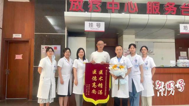 黄先生于2023年8月返院复查，与放疗科泌尿系肿瘤亚专科治疗团队合影。  受访者供图