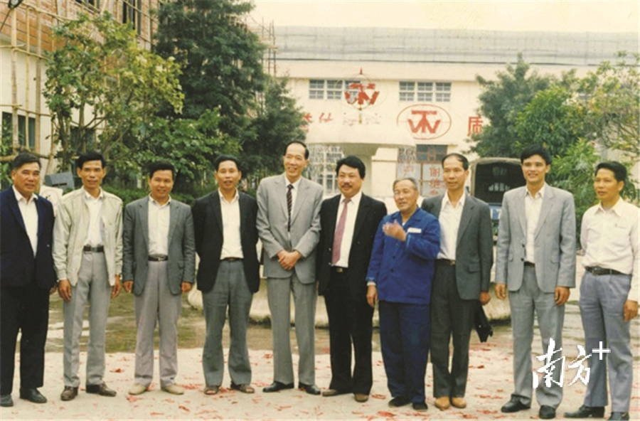 1984年，永宁乡与香港榄镇同乡会副会长麦克贞（左五）合资创办了永大胶粘有限公司。