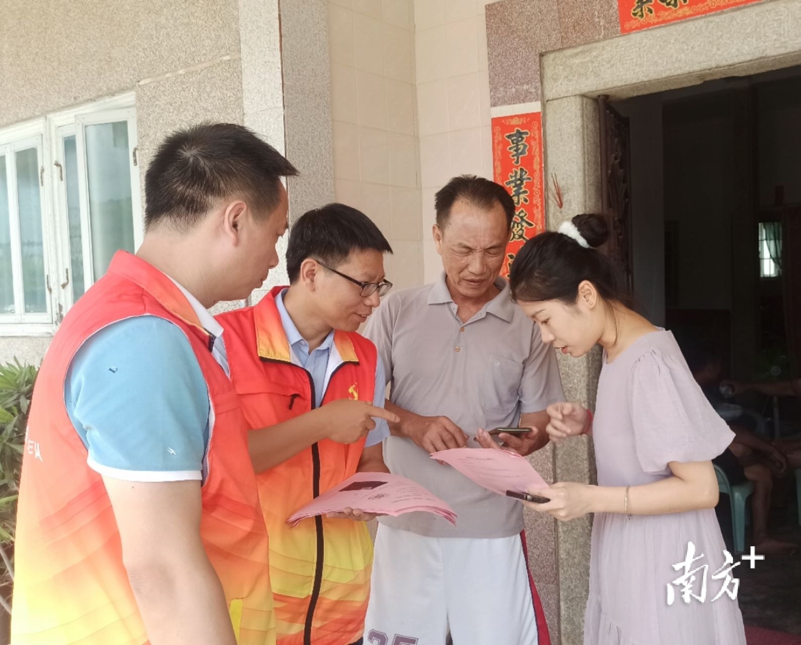 澄海区注重加强精细化网格建设。图为网格员走村入户开展日常巡访、宣传服务等活动。  