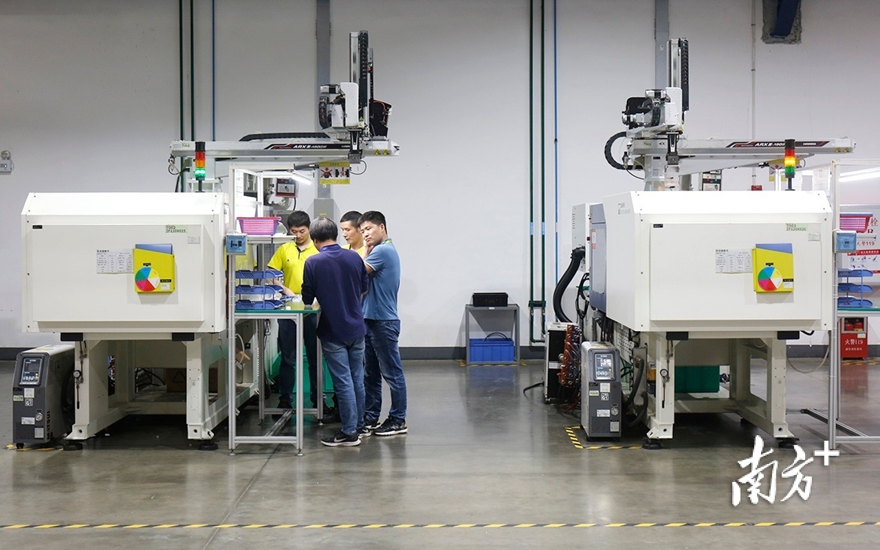 鸿利达试模车间。 南方+ 叶志文 拍摄