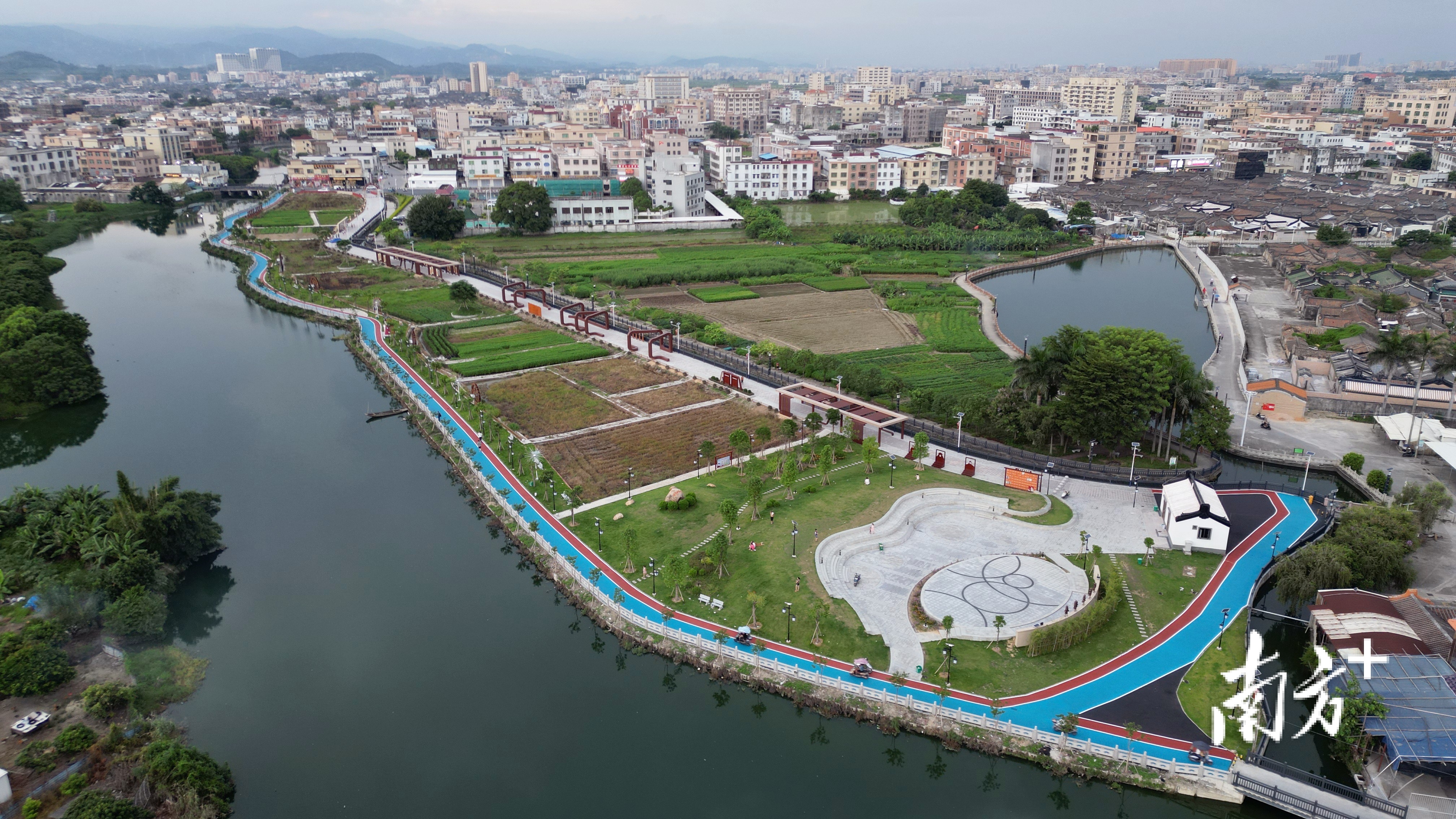 成田镇是汕头有名的侨乡，也是远近闻名的“慈善之乡”“文化之乡”。