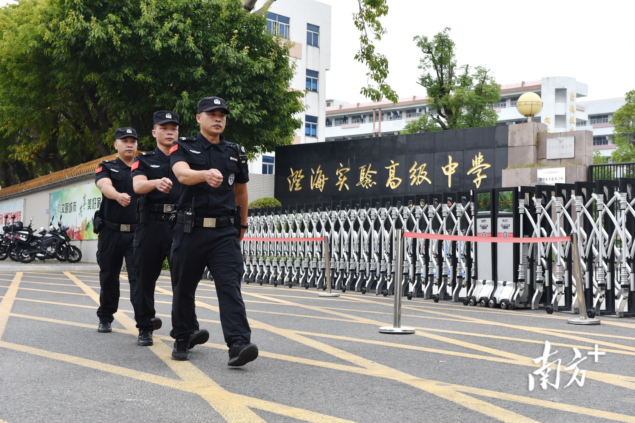 民警在澄海实验高级中学开展徒步巡防。 