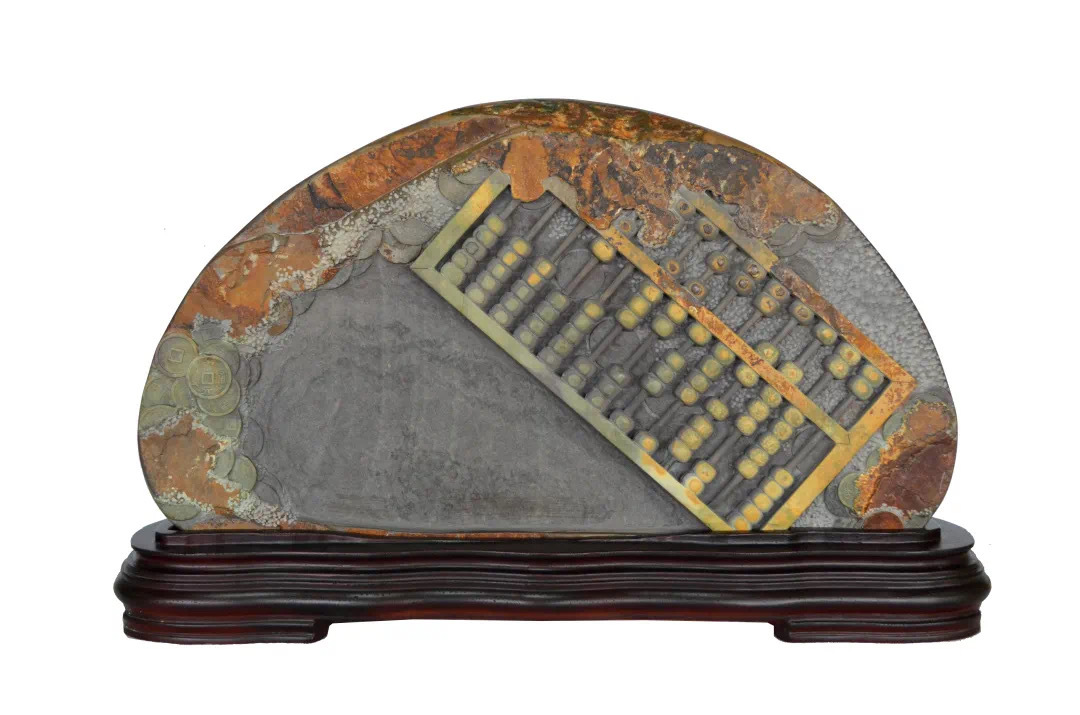 恩平茶坑石雕刻技艺作品《精打细算》。