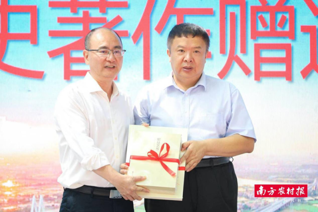 省参事室（文史研究馆）向榄核镇赠送文史著作