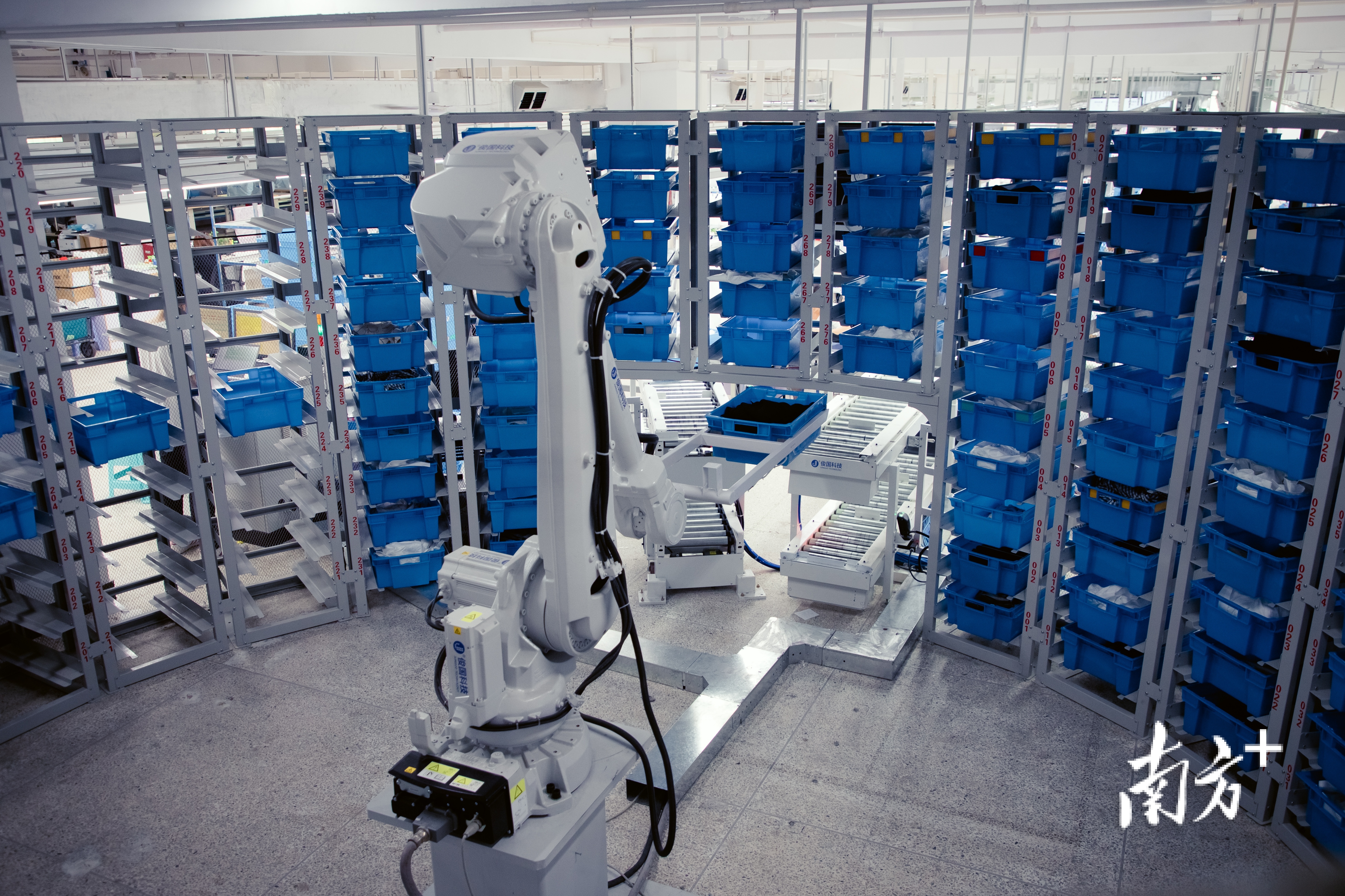 拉飞逸生产车间利用数字化智能系统提高工作效能。