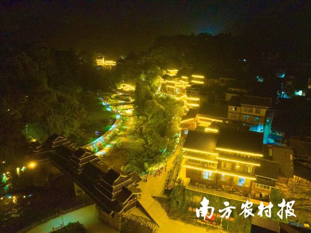 夜晚的岜团村，灯光勾勒出侗寨轮廓  