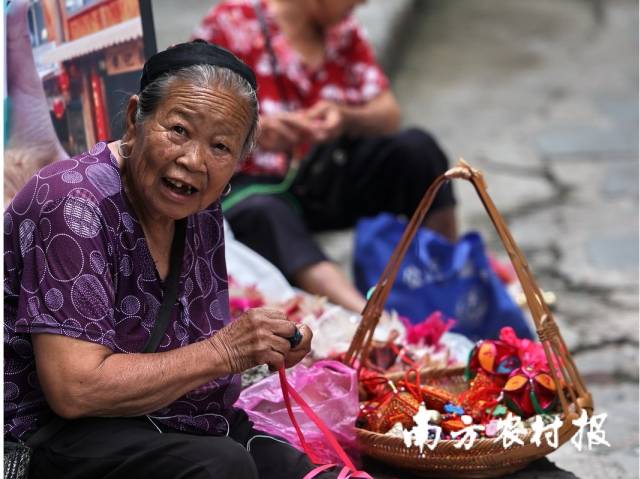 在做吉祥花的侗族老人。广州市摄影家协会副主席谢展程/摄