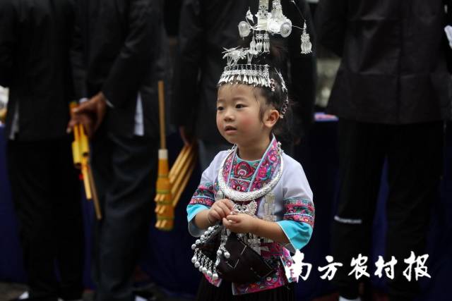 身着侗族传统服饰的侗族小姑娘。广州市摄影家协会副主席谢展程/摄