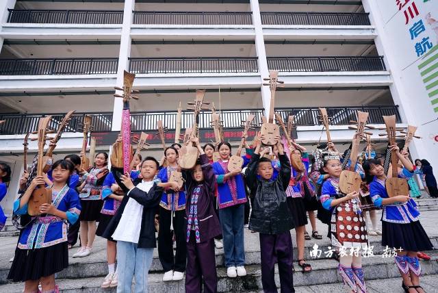 江川小学孩子们暑假期间参加“侗族琵琶”兴趣班  