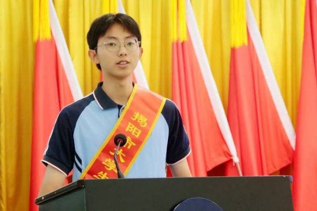 励志奖学金获奖者代表刘顺聪。