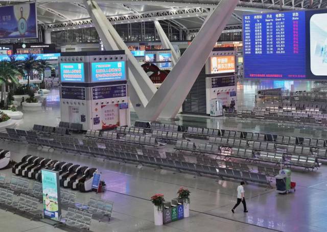 9月1日晚八点,广州南站已停开所有列车,候车大厅内空空荡荡没有乘客。记者 石磊 摄 9月1日晚八点,广州南站已停开所有列车,候车大厅内空空荡荡没有乘客。记者 石磊 摄