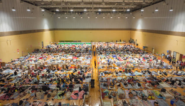 风雨夜,4000名工友转移安置于深圳湾体育中心。记者 董天健 见习记者 钟志辉 摄 风雨夜,4000名工友转移安置于深圳湾体育中心。记者 董天健 见习记者 钟志辉 摄