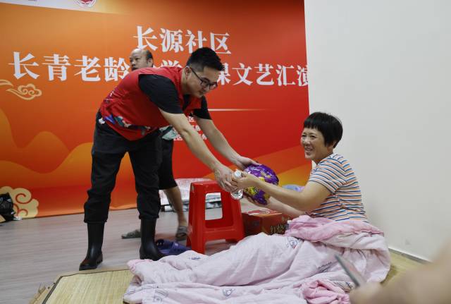 台风“苏拉”来临,深圳长源社区应急上门排查隐患转移安置隐患点人员。 台风“苏拉”来临,深圳长源社区应急上门排查隐患转移安置隐患点人员。