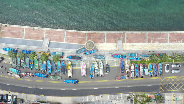   防御台风“苏拉”，深圳大鹏新区南澳月亮湾海港路，各类船舶已经完成吊装上岸，一些渔民正在用缆绳加固渔船。大鹏新区南澳办事处辖区422艘渔船、430艘休闲船舶已全部回港避风。记者 朱洪波 摄