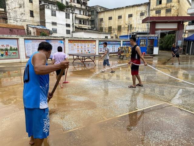 罗镜镇干部群众有序开展灾后清理工作