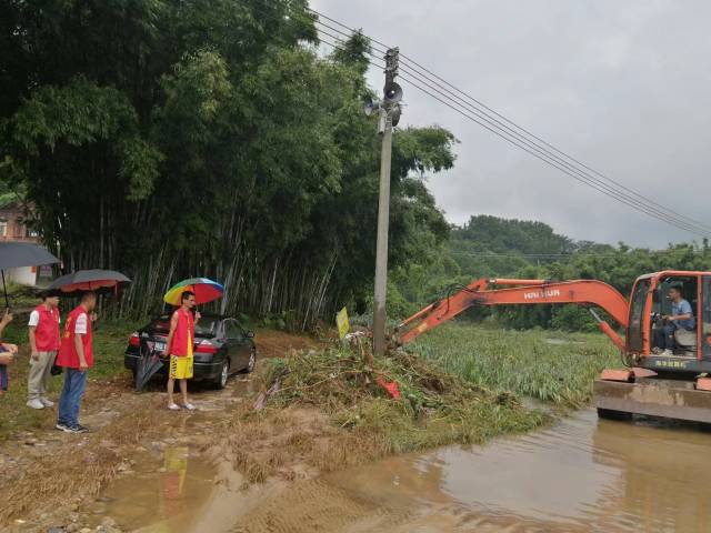 圭岗镇那垌村干部群众有序开展抢险救灾