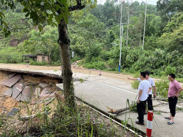 罗镜镇镇村干部查看隐患点 