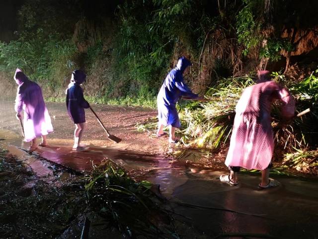 洪冠镇组织开展抢险救灾工作