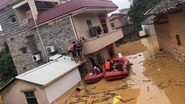 9月3日中午，大湾镇榃葛村干部等救援人员正在转移群众。