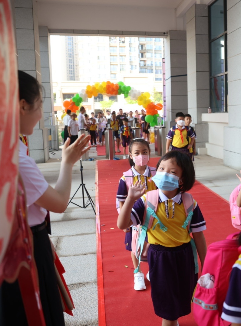 9月3日清晨,珠海市斗门区博雅小学的一年级新生开开心心走进校园,热情地与老师打招呼。 9月3日清晨,珠海市斗门区博雅小学的一年级新生开开心心走进校园,热情地与老师打招呼。