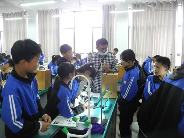 上《显微镜使用》常态示范课 
