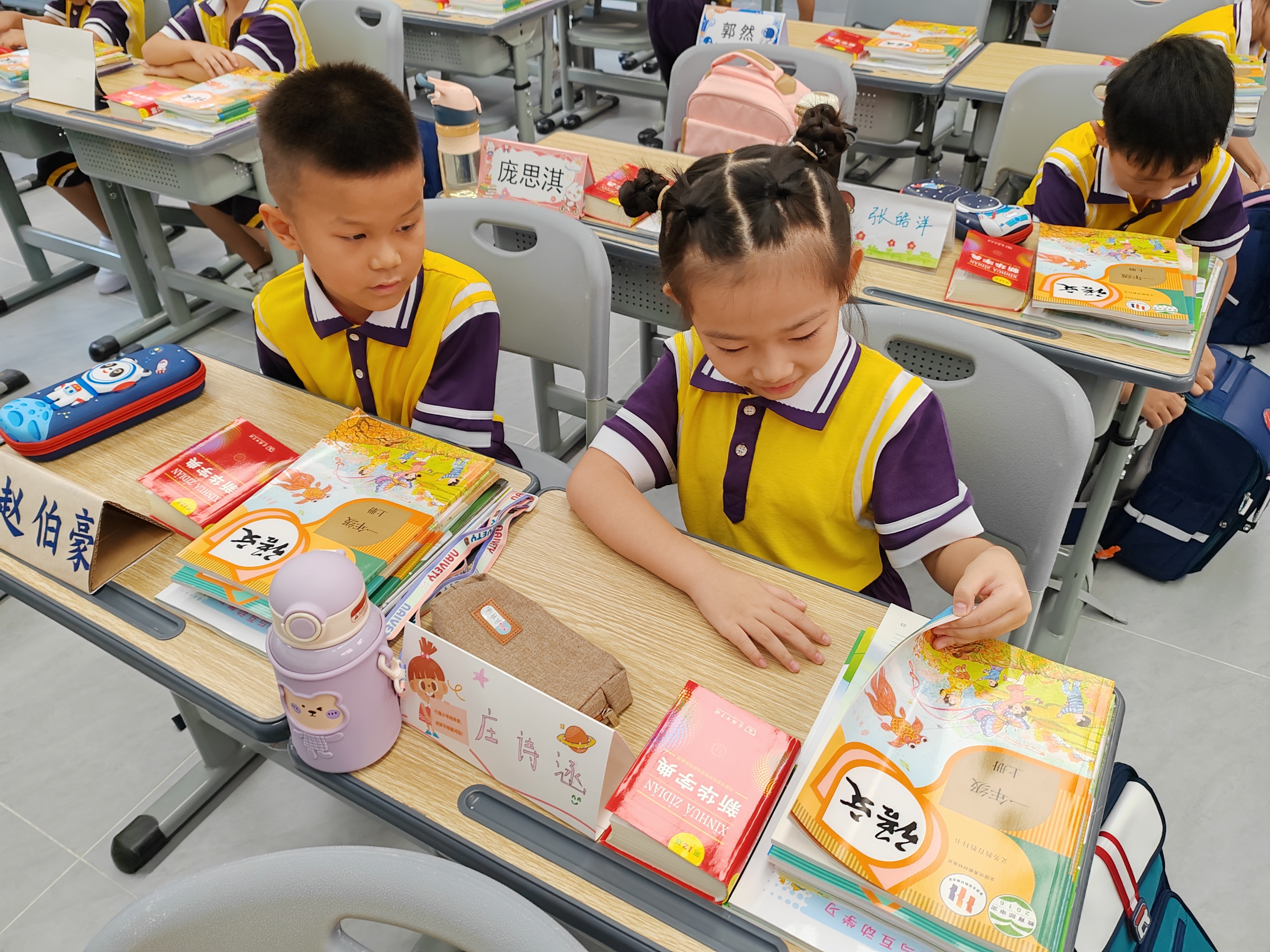 收到新书啦,学生们对书本爱不释手。 南方+ 关铭荣 拍摄 收到新书啦,学生们对书本爱不释手。 南方+ 关铭荣 拍摄