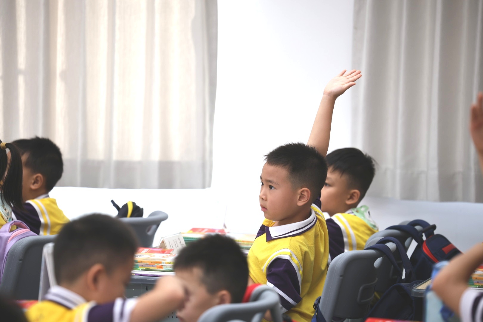 抢答问题,学生把手举得老高。 南方+ 关铭荣 拍摄