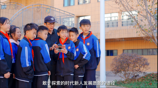 和孩子们一起飞无人机