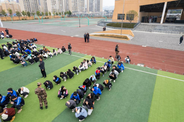 参加学校应急逃生疏散演练（无人机拍摄）