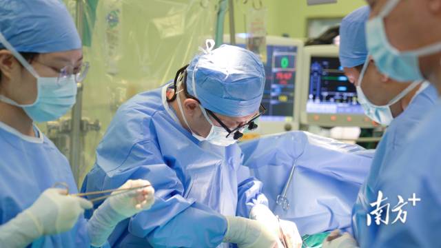 多学科团队协作紧急手术“拆弹”。  
