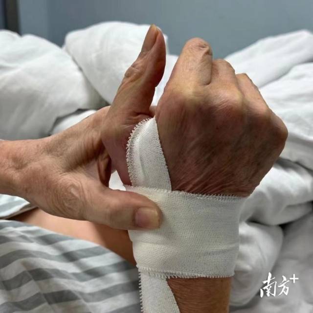 经远端桡动脉介入治疗术后患者可自助式压迫止血。   