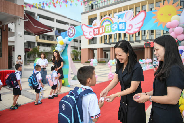 富强小学是今年秋季学期清远新启用的学校之一。走进校园的一年级新生从老师手中领取“新生入学礼”。南方+记者 曾亮超 摄 富强小学是今年秋季学期清远新启用的学校之一。走进校园的一年级新生从老师手中领取“新生入学礼”。南方+记者 曾亮超 摄