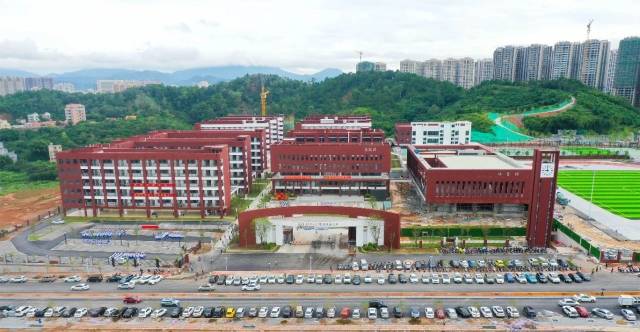 位于茂名信宜市的华南师范大学砺儒高级中学校区迎来开学。王庆珍 摄 位于茂名信宜市的华南师范大学砺儒高级中学校区迎来开学。王庆珍 摄