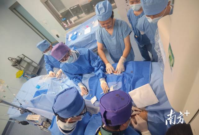 代成波团队开展神经介入治疗。  