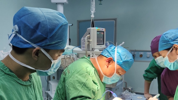 新生儿罕见口腔肿瘤 多科协作十分钟摘除