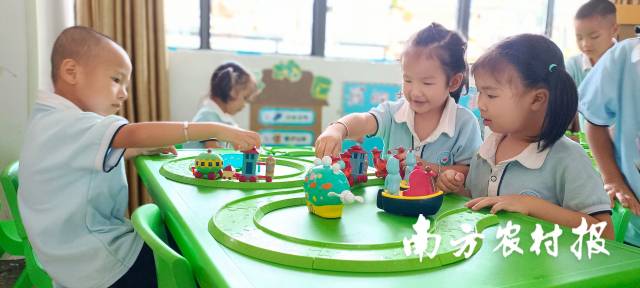 三江侗族自治县古宜镇南站第二幼儿园里玩玩具的广东国网孩子们